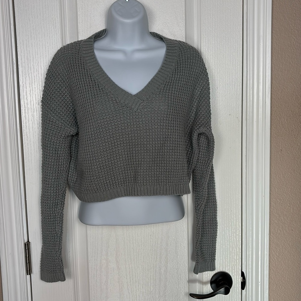 Aeropostale Women's Cropped Grey Knit V-Neck Cozy Sweater‎ Size M Pre-Owned